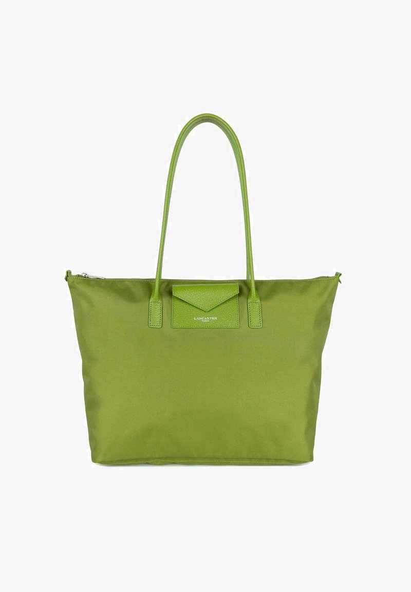Sac fourre-tout vert en nylon avec une texture lisse, doté de deux longues poignées, d'une fermeture éclair et d'une petite poche décorative à rabat.
