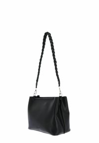 Sac à main noir en similicuir avec une bandoulière tressée, une fermeture éclair et une texture lisse, agrémenté de détails métalliques argentés.