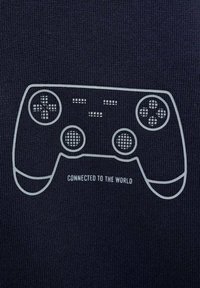 Tessuto navy con una grafica di un controller per videogiochi in grigio con pulsanti e simboli, il testo sottostante recita "CONNESSO AL MONDO."