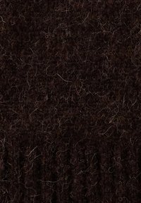 Tissu en laine brun foncé avec une texture douce, affichant une apparence floue et légèrement chinée, et un motif ribbé sur le bord.