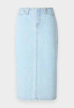 Lys blå denim blyantskørt med høj talje, fem lomme-design og subtile syninger langs sømmene.