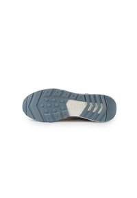 Suola della scarpa realizzata in materiale gommoso blu, con motivi testurizzati e scanalature multidirezionali per una migliore presa. Include un logo del marchio.