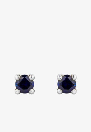 Pendientes de aro que presentan piedras azul profundo engastadas en garras de plata pulida. El acabado es suave, con un diseño clásico.
