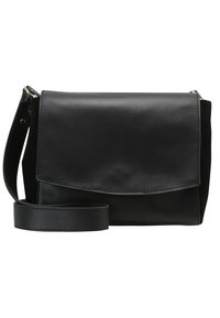 Borsa a tracolla in pelle nera con pattina pieghevole, texture liscia, tracolla regolabile e dettagli in metallo argentato. Design compatto e strutturato.