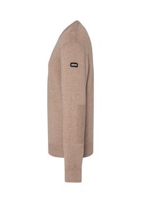 Beżowy sweter z prążkowanymi akcentami na rękawach i dolnym brzegu. Posiada naszywkę z logo na lewym ramieniu. Wykonany z miękkiego materiału dzianinowego.