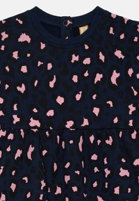 Abito navy con motivo leopardato in nero e rosa, dotato di scollatura a costine e dettaglio in vita arricciato.