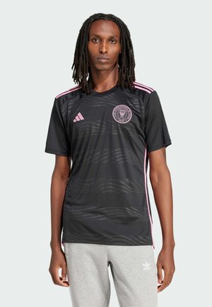 Zwart sportshirt met roze accenten en een textuurpatroon in golven. Heeft korte mouwen en een ronde halslijn, met een cirkelvormig logo.
