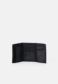 Cartera negra con múltiples compartimentos para tarjetas, un bolsillo con cremallera y una textura de tela. Diseño abierto con una forma compacta y rectangular.