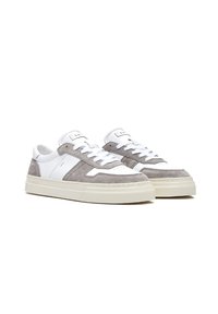 Sneaker in suede grigio e pelle bianca con lacci piatti, collo imbottito e suola in gomma texturizzata. Dettaglio di cucitura evidente lungo i lati.