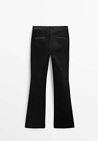 Pantalon noir à jambes droites avec deux poches passepoilées à l'arrière, vu de dos sur fond blanc.