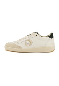 Sneaker in pelle beige con accenti in suede, punta perforata, suola in gomma texturizzata, linguetta verde sul tallone e patch del logo sul lato.