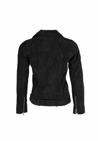 Crna motociklistička jakna od brušene kože s uskim krojem, ovratnikom s urezima i patentnim zatvaračima na manžetama. Ima remen oko struka i glatku teksturu.