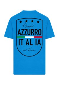 T-shirt di cotone blu con testo nero all'interno di un design a scudo, cinque stelle sopra e colori della bandiera italiana al centro.