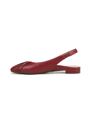 Chaussure plate slingback en cuir rouge avec un petit talon et un détail plissé sur le bout fermé, vue de profil sur fond blanc.