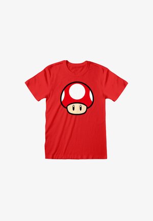 Rode katoenen t-shirt met een grote, cartoonachtige rode paddenstoelenafbeelding met witte stippen en een beige gezicht, gecentreerd op de voorkant.
