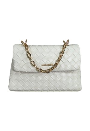 Borsa a mano in pelle bianca intrecciata con tracolla a catena dorata e logo oro "MARC AELINE" sulla patta frontale.