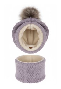 Cappello lavorato a maglia lilla con pon pon in ecopelliccia e fodera in pile color crema, abbinato a una scaldacollo lavorata a maglia lilla coordinata. Design testurizzato e accogliente.