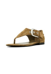 Brune ruskindsandal med åben tå-design, sølvfarvet spænde og flad sål. Har en T-strop og ankeludskæring for ventilationsmuligheder.
