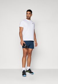 ASICS ROAD GRAPHIC TEE MEN - Marškinėliai su spaudiniu - brilliant white