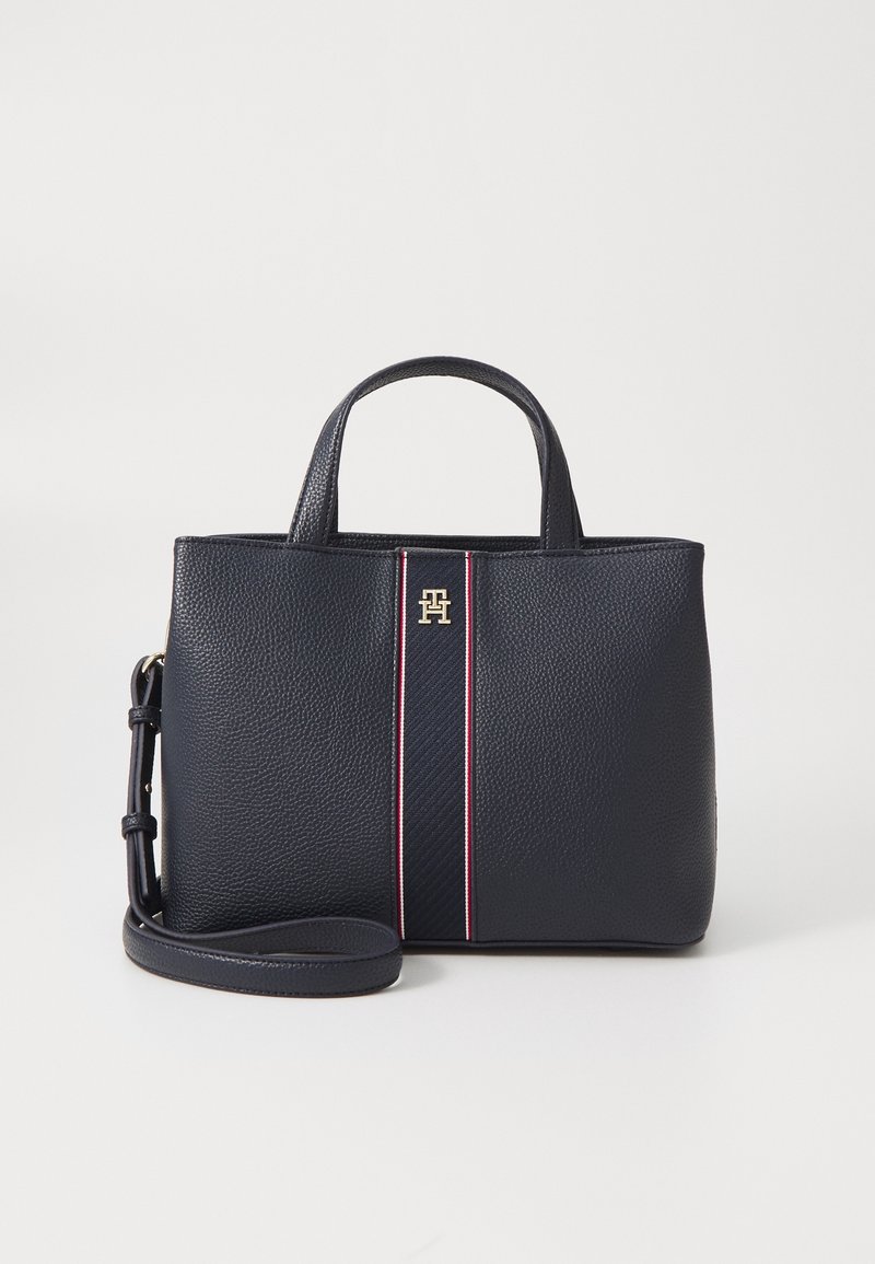 Borsa a tracolla in pelle texturizzata blu navy, con doppi manici superiori, tracolla regolabile e un design centrale a strisce rosse e bianche. Dettaglio logo in oro.