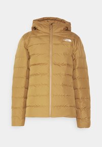 Puffjacke in warmem Braun, mit Reißverschluss, Kapuze, gesteppten Paneelen und kleinem Logo auf der linken Brust. Glatte Stofftextur.