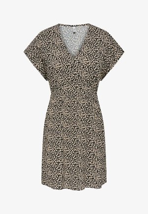 Sort kortærmet kjole med V-hals, elastisk talje og beige bladprint over det hele.