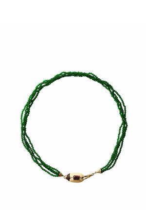 Pulsera multilínea de cuentas verdes con cierre dorado que presenta una piedra preciosa rectangular de color rojo oscuro y detalles decorativos.
