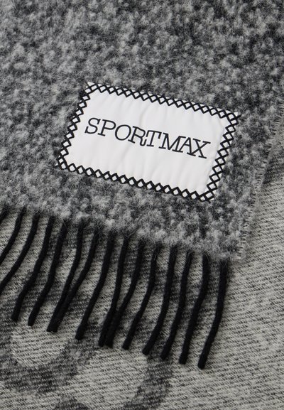 Γκρίζο κασκόλ με σχέδιο και φραγκοειδείς άκρες, καθώς και λευκή ετικέτα που φέρει το "SPORTMAX" με μαύρη ραφή. Απαλή υφή με χνουδωτή εμφάνιση.
