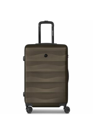 Valigia rigida color verde oliva scuro con quattro ruote girevoli e manico telescopico nero, caratterizzata da un sottile motivo a onde sulla parte frontale.