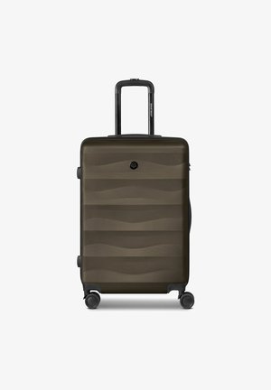 Dunkelolivgrüner Hartschalenkoffer mit vier drehbaren Rollen und einem schwarzen Teleskopgriff, der auf der Vorderseite ein dezentes Wellenmuster aufweist.