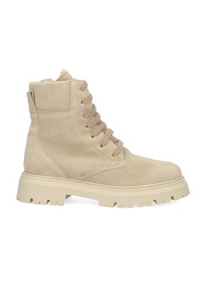 Beige Wildleder-Stiefeletten mit gepolstertem Kragen, runder Zehenpartie und dicker, robuster Sohle. Verfügen über goldene Ösen und strukturierte Schnürsenkel.