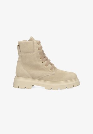 Beige Wildleder-Stiefeletten mit gepolstertem Kragen, runder Zehenpartie und dicker, robuster Sohle. Verfügen über goldene Ösen und strukturierte Schnürsenkel.