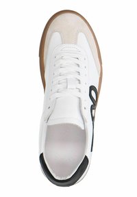 Weiße Sneaker mit Wildlederakzenten, runder Zehenform, schwarzem Logo an der Seite und strukturiertem braunem Gummisohle. Die Schnürsenkel sind weiß und zentral.