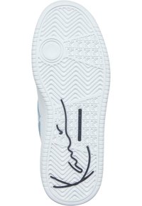 Fehér sneaker talp zigzag mintával, kör alakú résszel és kék oldalsó díszítéssel. Texturált gumi a tapadásért és tartósságért.