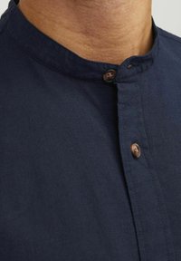 Jack & Jones JJESUMMER BAND LINEN MIX SHIRT - Majica - navy blazer