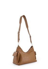 Brązowa skórzana torba na ramię o fakturowanym wykończeniu, zaokrąglonym kształcie, regulowanym pasku i przedniej kieszeni.