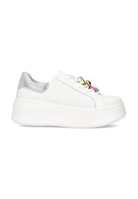 Bia�łe sneakersy z perforowanym wierzchem, srebrne metaliczne akcenty na pięcie oraz masywna biała gumowa podeszwa; posiadają kolorowe klipsy do sznurowadeł.