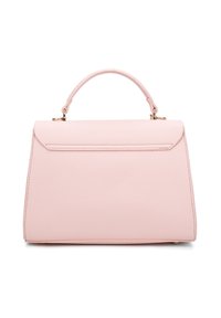 Borsa a tracolla in pelle rosa strutturata con manico superiore, texture liscia e chiusura a pattina. Presenta dettagli in hardware dorato e forma rettangolare.