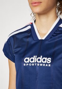 adidas Sportswear TIRO CUT 3 STRIPES CROP - Apdrukāts T-krekls - team navy blue/white/better scarlet