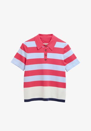 Κοντομάνικο πόλο πουκάμισο με φαρδιές οριζόντιες ρίγες σε κόκκινο, ανοιχτό μπλε και άσπρο, και τέσσερα καφέ κουμπιά στην πατιλέτα.