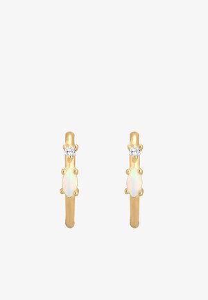 Boucles d'oreilles en plaqué or avec une gemme opale et des cristaux transparents. Design élégant avec une texture lisse et une forme allongée.