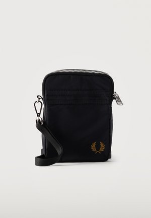 Petit sac bandoulière noir avec poche zippée à l'avant, quincaillerie argentée et logo couronne de laurier doré en bas à droite.