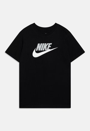 T-shirt de algodão preto com mangas curtas, apresentando um grande logótipo branco da Nike ao longo do peito e um clássico decote redondo.