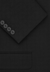 Detale czarnej marynarki, charakteryzującej się fakturowanym materiałem, klapami w kształcie notchi i pięcioma czarnymi guzikami na mankietach. Zawiera kieszeń wpuszczaną.