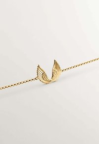Pulsera de oro con un centro en forma de ala que presenta detalles de patrones de plumas, unida a una delicada cadena de eslabones ovalados interconectados.