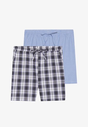 Due paia di pantaloni corti da uomo: uno con un motivo a quadri bianco e nero, l'altro di un blu chiaro uniforme con righe verticali, entrambi con una vita elastica.