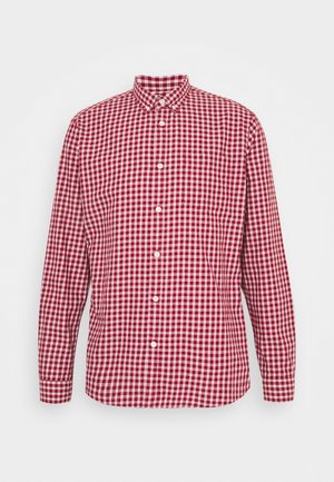 Camicia a maniche lunghe rossa e bianca a quadri con bottoni, colletto e taschino sul petto su sfondo semplice.