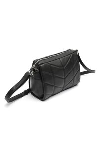 Borsa nera in pelle trapuntata, di forma rettangolare, con chiusura a zip superiore e spallaccio rimovibile. Texture liscia e design minimalista.
