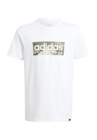 Camiseta de algodón blanca con un gráfico rectangular de camuflaje verde y beige que presenta el texto "adidas" y "SPORTSWEAR" en blanco. Mangas cortas.