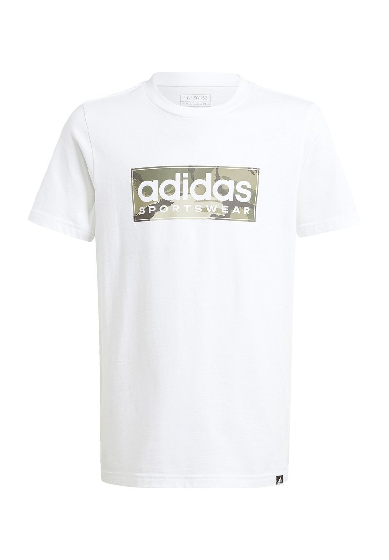 Camiseta de algodón blanca con un gráfico rectangular de camuflaje verde y beige que presenta el texto "adidas" y "SPORTSWEAR" en blanco. Mangas cortas.